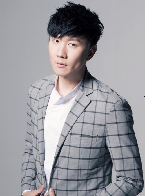 娱乐圈吃瓜男导演,揭秘吃瓜男导演背后的故事